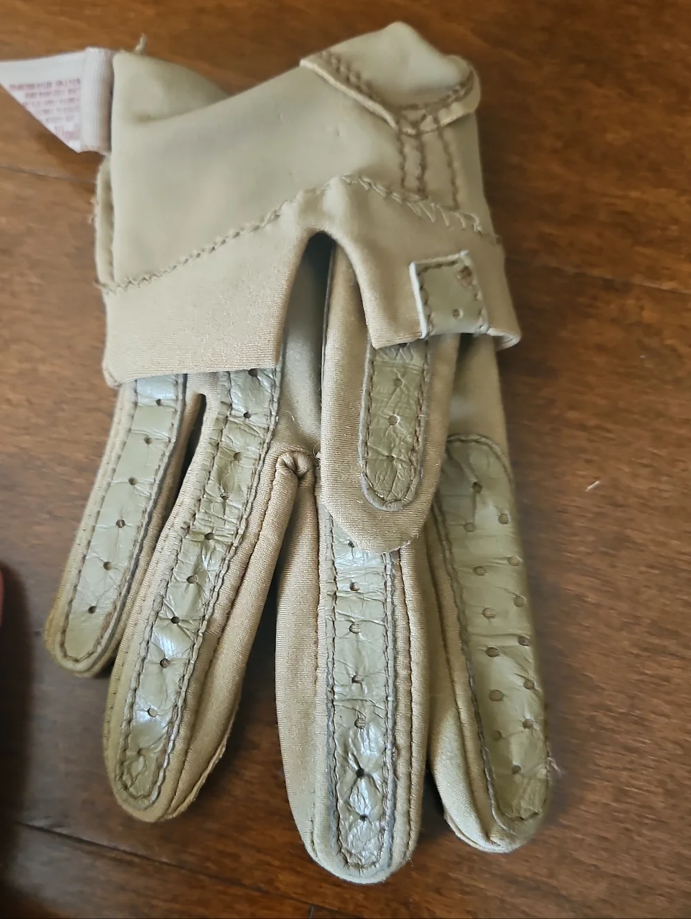 Vintage Isotoner Tan Driving Gloves Stretch Nylon Spandex One Size 9" x 3 ½" - Picture 9 of 9
